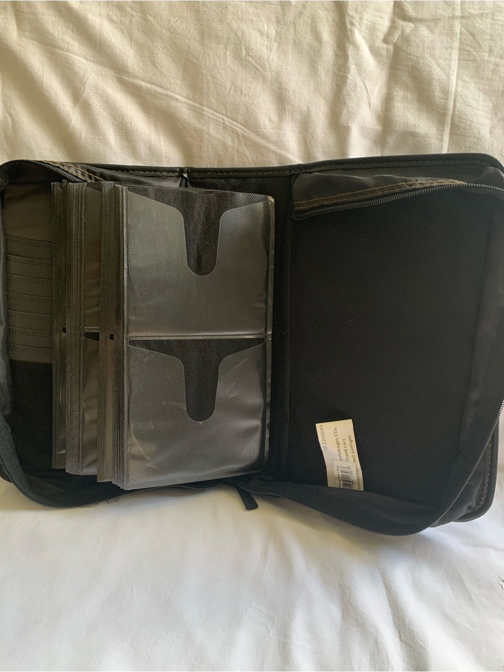 Black Case Logic 128 CD Case - Picture 6 of 6